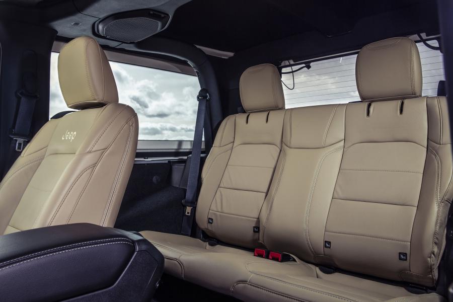 Интерьер Jeep Wrangler Sahara (JL) 2019 года  (UK) (фото 15 из 18)